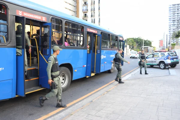 Imagem colorida, Policiais realizam operação em ônibus do Grande Recife- Metrópoles