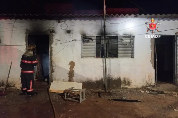 Corpo é encontrado carbonizado após casa pegar fogo no DF