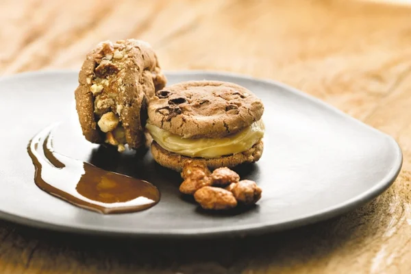 Aprenda a preparar um delicioso sanduíche de cookies e sorvete