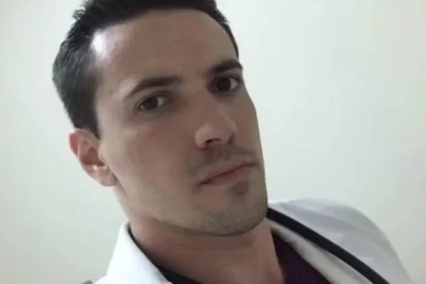 Imagem colorida mostra o médico Luiz Antonio Garnica, um homem branco, sem barba, de cabelo curto, com fone de ouvido. Ele é acusado de matar a esposa envenenada. - Metrópoles