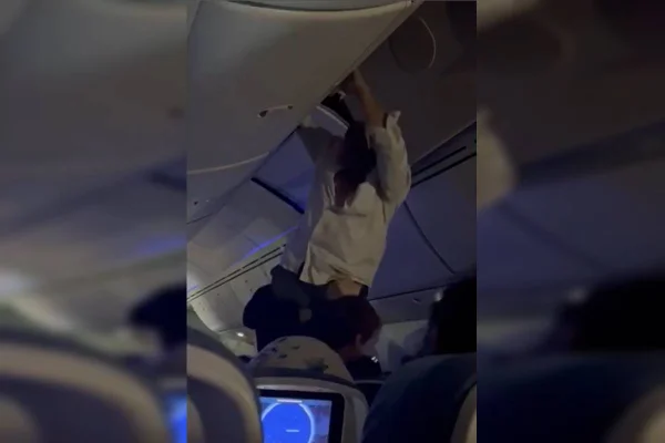 Frame de homem saindo da cabine de avião