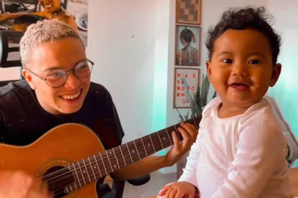Maria Gadú comemora aniversário com post raro com a filha