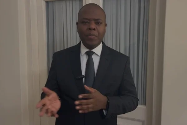 Imagem mostra Silvio Almeida, homem com terno e gravata, falando sobre câmeras corporais de PM - Metrópoles