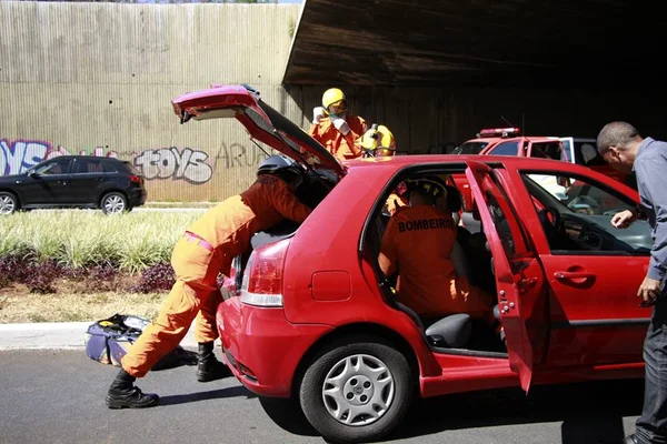 Acidente deixa duas pessoas feridas na W3 Norte