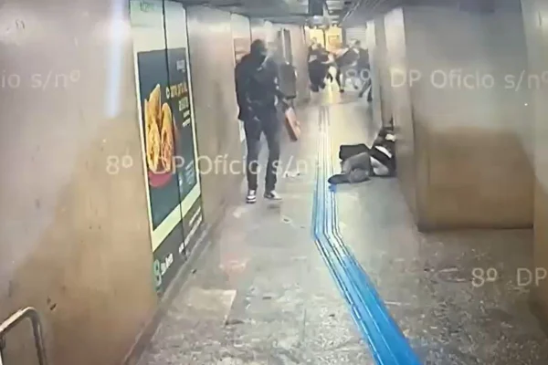 Imagem colorida mostra ação de cirminosos durante roubo dentro do metrô. Metrópoles