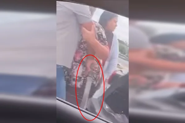 Homem é segurado por mulher ao pegar facão em briga de trânsito