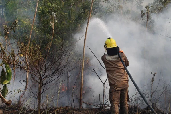 Bombeiro do Amazonas apaga incêndio