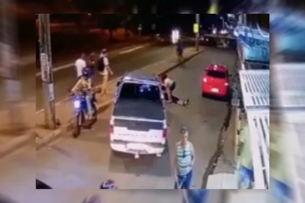 Vídeo: homem em fúria quebra carro e agride idoso após briga de trânsito