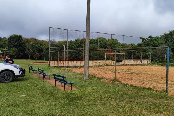 Foto colorida de quadra de areia onde padeiro foi encontrado morto no interior de São Paulo.