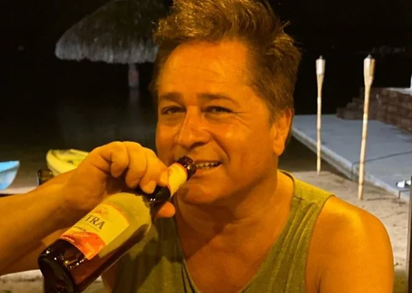 Leonardo segurando uma long neck