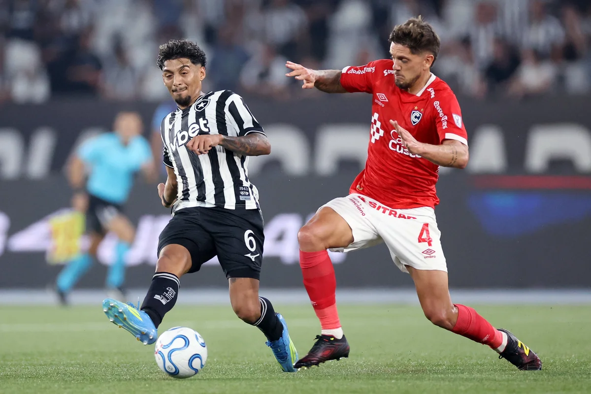 Disputa de bola no jogo entre Botafogo e Cienciano pela Sul-Americana Disputa de bola no jogo entre Botafogo e Cienciano pela Sul-Americana