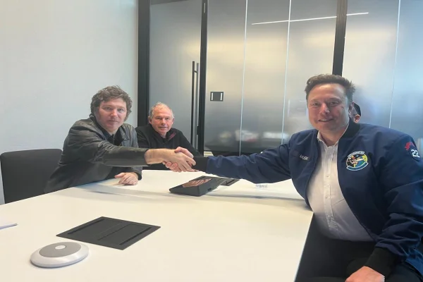 Imagem colorida de Javier Milei e Elon Musk - Metrópoles