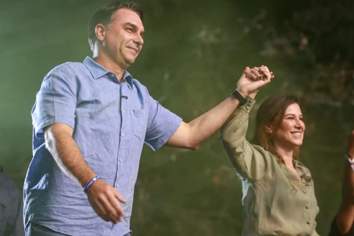 Flávio Bolsonaro (PL) e a esposa, Fernanda Bolsonaro, durante convenção estadual do PL no Distrito Federal Flávio Bolsonaro (PL) e a esposa, Fernanda Bolsonaro, durante convenção estadual do PL no Distrito Federal