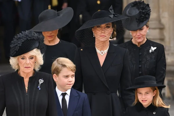 Charlotte esquece de reverenciar Camilla e provoca reação da rainha