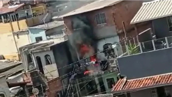 Vídeo: casa pega fogo em Belo Horizonte e homem fica gravemente ferido