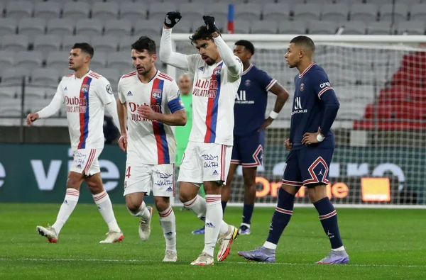 Lucas Paquetá marca, mas Lyon cede empate ao líder PSG no Francês