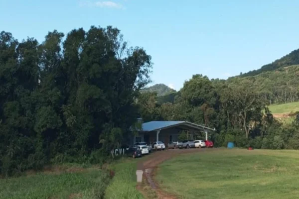 Um homem de 31 anos sofreu uma queda durante o pouso de parapente - Metrópoles