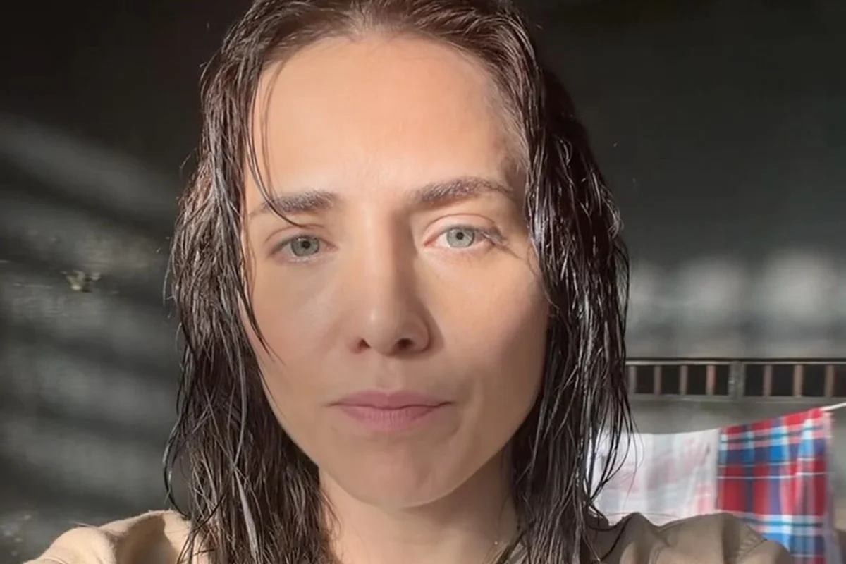 Leticia Colin posa nos bastidores de uma gravação Leticia Colin posa nos bastidores de uma gravação