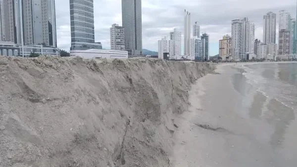 “Degrau” gigante surge na praia alargada de Balneário Camboriú. Veja