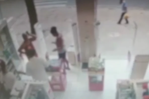 Imagem colorida de mulheres em farmácia sendo abordadas por funcionária. Metrópoles