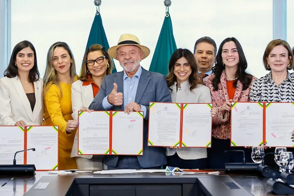 Lula ao assinardecreto que cria programa de proteção às mulheres - Metrópoles