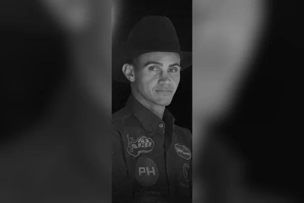 O peão Rafael Silvio Oliveira morreu na Santa Casa de Votuporanga na noite desse domingo (10/5), após ter sido pisoteado por touro no rodeio - Metrópoles