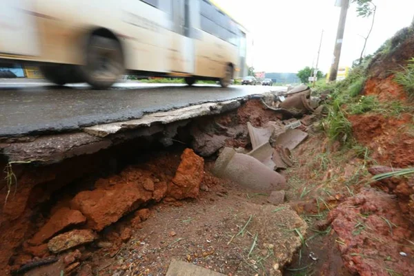 Enxurrada arrasta motociclista e escancara falta de estrutura no Gama