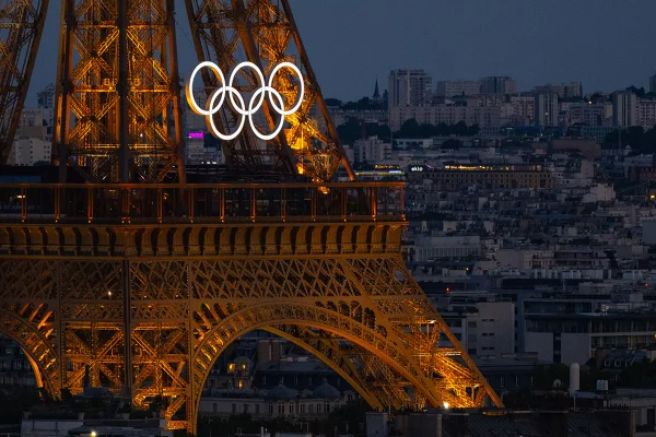 Torre Eiffel com o símbolo das olímpiadas