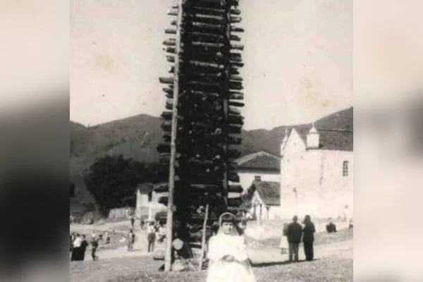 MG: vilarejo com 700 moradores preserva tradição de 86 anos com fogueira gigante - destaque galeria MG: vilarejo com 700 moradores preserva tradição de 86 anos com fogueira gigante - destaque galeria