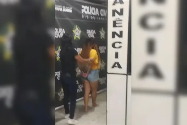 Imagem colorida, Vídeo: mulher é presa por matar amiga a facadas em bar de Niterói - Metrópoles
