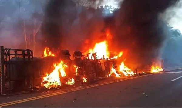 Motorista de caminhão morre carbonizado após tanque explodir