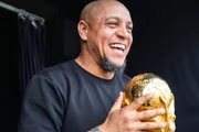 Roberto Carlos posa sorridente com a taça da Copa do Mundo Roberto Carlos posa sorridente com a taça da Copa do Mundo