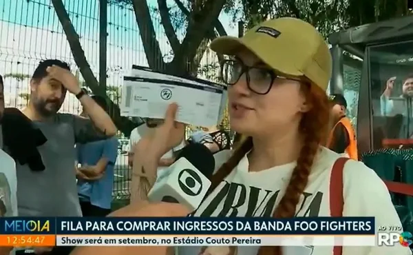 Mulher segura ingressos de show do Foo Fighters na TV Globo - Metrópoles