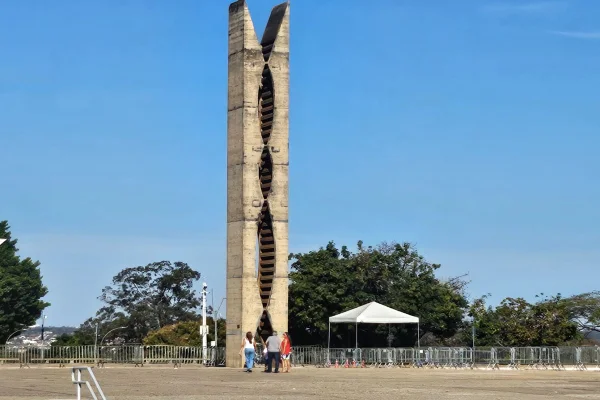 Praça dos Três Poderes: reforma tem retirada de pedras portuguesas