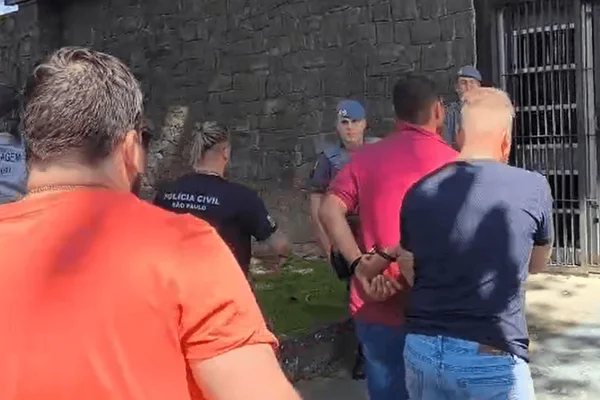 Imagem colorida homem sendo preso suspeito de matar cunhado na porta de banco - Metrópoles