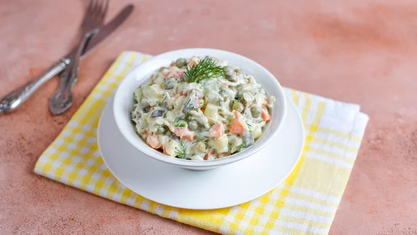 Foto colorida de tigela com salada de ovo