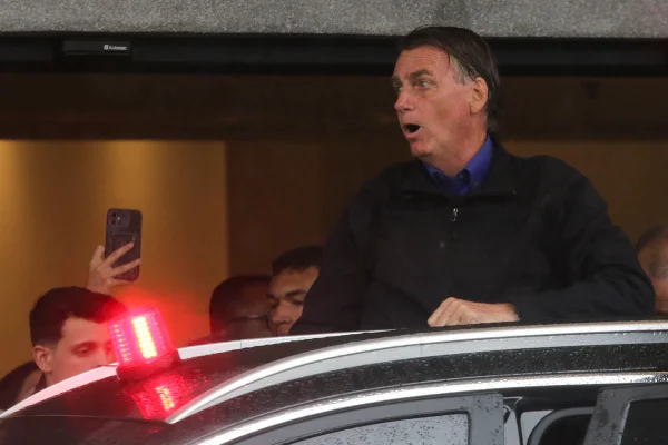 Jair Bolsonaro grita com apoiadores durante visita a SP . Santos -Metrópoles