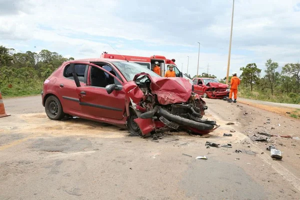 Batida frontal entre dois carros deixa quatro feridos em Brazlândia