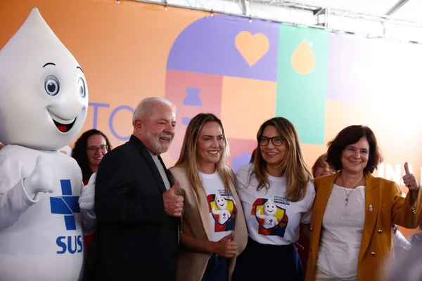 Celina Leão acompanha Lula em vacinação contra Covid em UBS no DF
