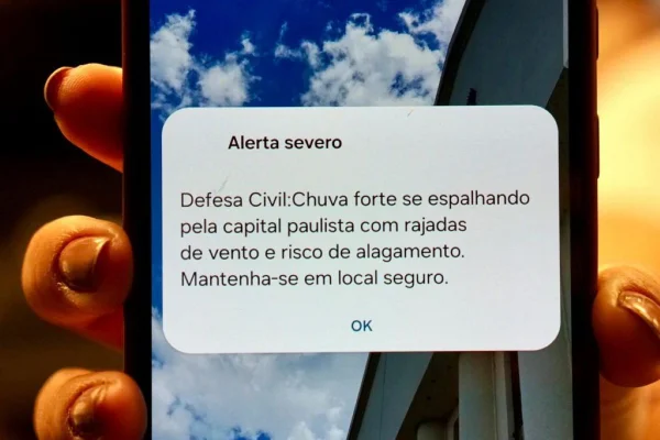 Imagem colorida mostra o alerta severo emitido pela Defesa Civil de São Paulo - Metrópoles