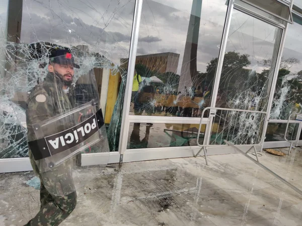 Bolsonaristas invadem STF após entrar no Congresso e Planalto