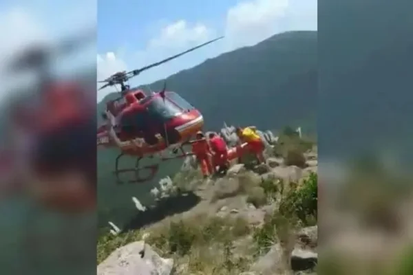 Vídeo: mulher é resgatada de helicóptero após cair em trilha