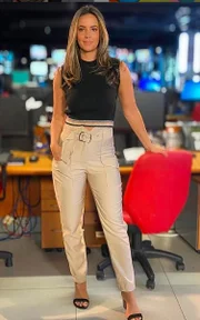 A jornalista se destacou no esporte e cresceu no jornalismo da Band A jornalista se destacou no esporte e cresceu no jornalismo da Band