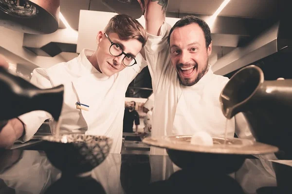 MasterChefs André Rochadel e Will Peters cozinham no Bla’s