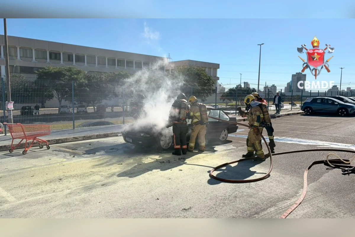 O incêndio estava concentrado no motor do veículo O incêndio estava concentrado no motor do veículo