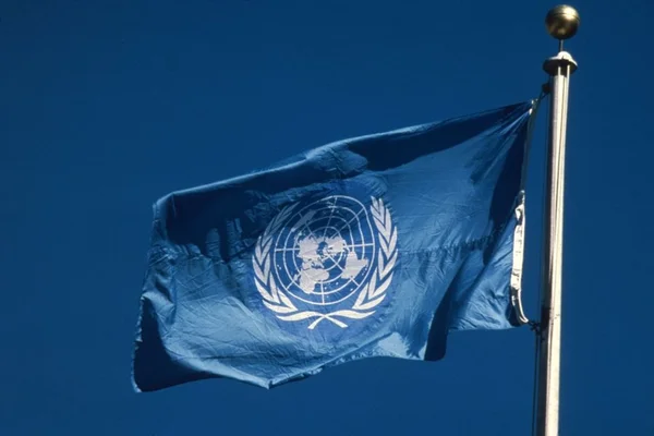 Imagem colorida de bandeira da Organização das Nações Unidas (ONU) tremulando. Ela tem as cores azul e branca e o logotipo da ONU ao centro Brasil - Metrópoles
