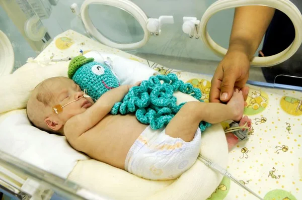 Polvos de crochê ajudam na recuperação de bebês internados em UTI