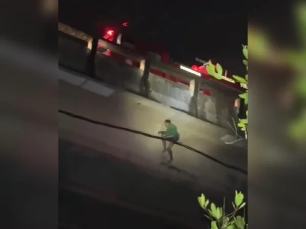 Homem se pendura em cabo após ser jogado de ponte por sequestradores