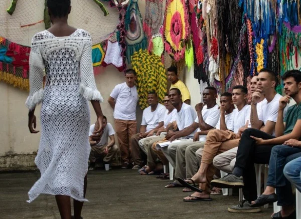 Projeto Ponto Firme: detentos criam peças de crochê para SPFW