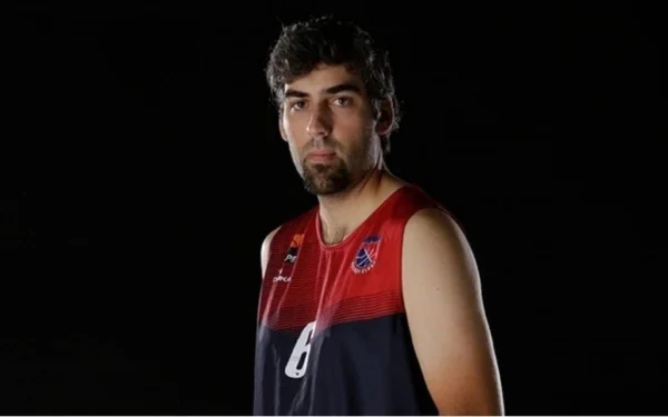 Jogador de basquete tem parada cardiorrespiratória e morre em quadra